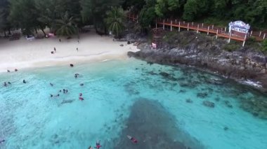 Redang, Malezya - 2018 dolaylarında: Yerel turistlerin gündüz vakti deniz kenarında şnorkelle yüzüşlerini gösteren hava manzarası