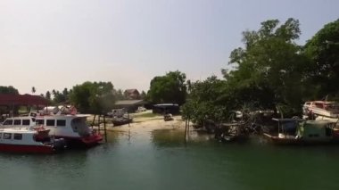 Terengganu, Malezya 2018 Balıkçı tekneleriyle balıkçı köyünün manzarasını değiştiriyor.