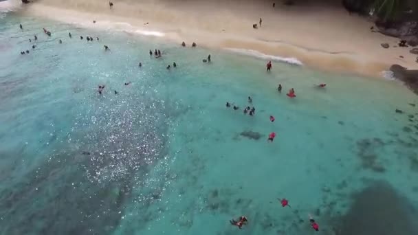 马来西亚雷当 2018年左右 当地游客日间在海滩附近潜水的空中景观 — 图库视频影像