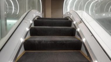 Kuala Lumpur, Malezya - 25 Eylül 2021 Dusty ve Boş Yürüyen Yürüyen Yürüyen Yürüyen Merdiven Terk Edilmiş Bir binada. 4K Yavaş çekim.