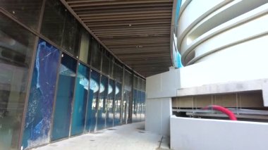 Kuala Lumpur, Malezya - 25 Eylül 2021 POV inşaattaki alışveriş merkezlerine giriyor. 4K Yavaş çekim.