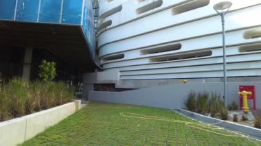Kuala Lumpur, Malezya - 25 Eylül 2021 POV inşaat halindeki AVM binasına giriyor. 4K Yavaş çekim.