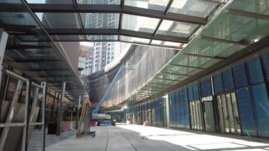 Kuala Lumpur, Malezya - 25 Eylül 2021 POV inşaat halinde olan alışveriş merkezine gidiyor. 4K Yavaş çekim.