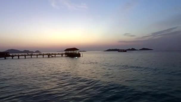 Avanzando Hacia Embarcadero Barco Fondo Durante Crepúsculo Playa Relajante Relajante — Vídeos de Stock
