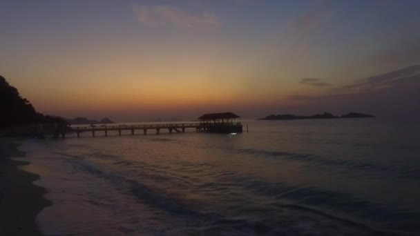 Vista Panorámica Las Olas Del Mar Salpicando Playa Isla Con — Vídeo de stock