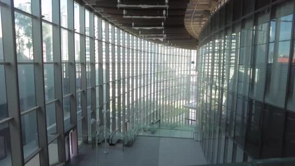 Schwenkbarer Blick Ins Innere Der Modernen Lobby Mit Glaswand Rolltreppe — Stockvideo