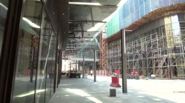 Kuala Lumpur, Malezya - 25 Eylül 2021 POV işlek alışveriş merkezi inşaatında yürüyor. 4K Yavaş çekim.