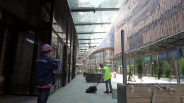 Kuala Lumpur, Malezya - 25 Eylül 2021 POV AVM inşaatındaki işçilerin arasından geçiyor. 4K Yavaş çekim.