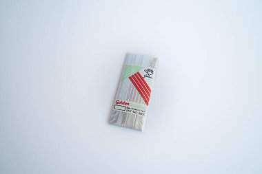 Selangor, Malezya - 16 Eylül 2021 Saten önyargı gümüş renkli bant bir pakete sarılı.