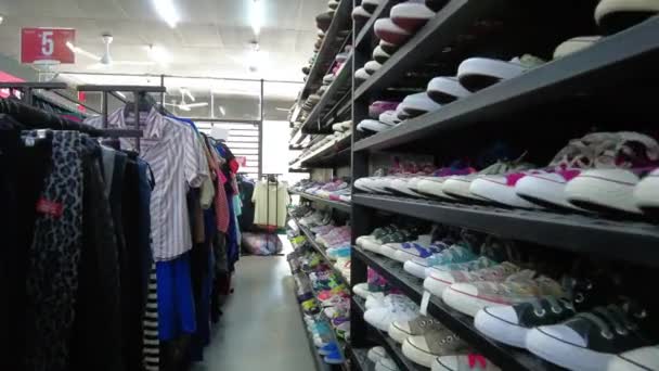 Kuala Lumpur Malaysia September 2021 Schuhe Second Hand Laden Pov — Stockvideo