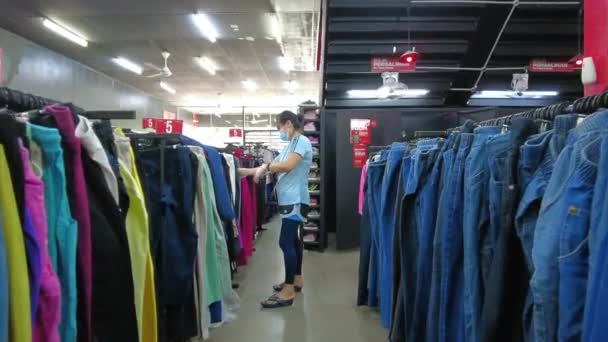 Kuala Lumpur Malasia Septiembre 2021 Compras Femeninas Tienda Segunda Mano — Vídeo de stock