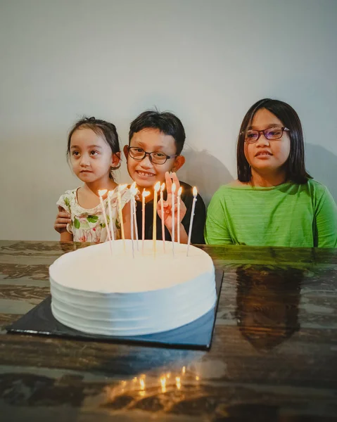 Bambini Che Festeggiano Insieme Compleanni Candele Colorate Torta Bianca — Foto Stock
