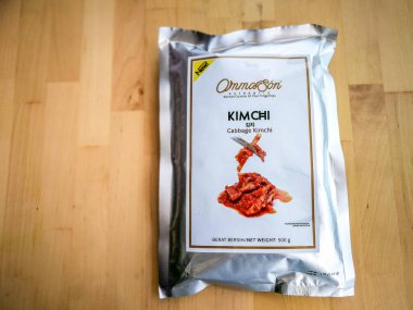 Selangor, Malezya - 5 Ekim 2018: Halal kimchi Malezya, Ommason şirketi tarafından üretildi.