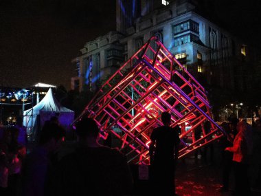 PUTRAJAYA, MALAYSIA - 29. DEC 2017: Putrajaya 2017 'de yeni yıl kutlamaları için Festival Light and Motion Putrajaya 2017' de borulardan yapılmış bir küp şeklinde ışıklar sergileniyor.