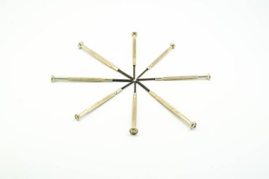 Beyaz arkaplanda izole edilmiş hassas tornavida.