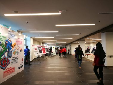 Serdang, Malezya - 30 Ağustos 2019: Maeps 'te Minggu Usahawan Nasional 2019' a katılan insanlar Bu karnaval Malezya yerlilerinin ürünlerini sergilemek ve pazarlamak için.