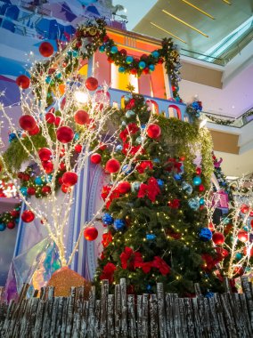 Putrajaya, Malezya - 22 Aralık 2019: IOI Alışveriş Merkezi 'nde Noel Baba ve Noel ağaçlarıyla fotoğraf çektiren çocuklar için güzel bir dekorasyon.