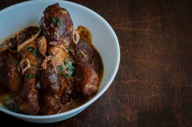 Malezya yemeği Ayam Masak Kicap Kicap ya da siyah soya soslu kızarmış tavuk beyaz kasede.