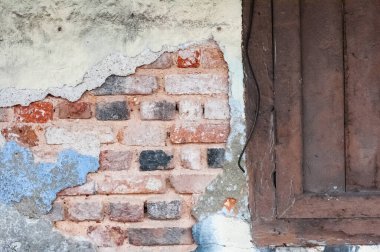 Pencereli boş Eski Tuğla Duvar dokusu. Boyanmış Duvar Yüzeyi. Grungy Wide Brickwall 'da. Red Stonewall Arkaplanı. Zarar görmüş alçılı eski püskü bina cephesi. Soyut Web Afişi. Boşluğu Kopyala.