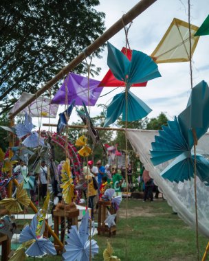 Renkli plastik torbalar geri dönüştürüldü ve bir parti için açık hava dekorasyonu haline getirildi..