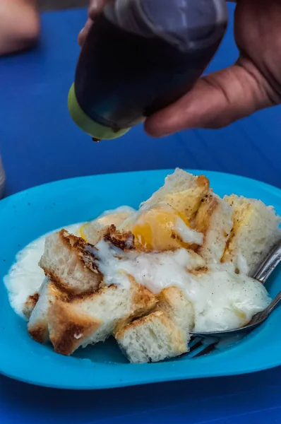 토스트에 반쯤삶은 계란을 말레이시아의 페낭에 가판대에서 맛있는 식사를 수있다 — 스톡 사진