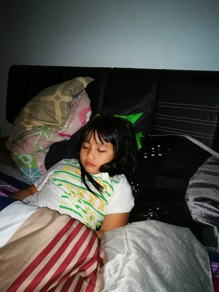 Linda Menina Dormindo Cama Casa — Fotografia de Stock