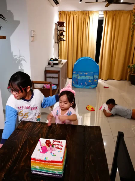 クアラルンプール マレーシア 2019年5月31日 自宅で幼児の2歳の誕生日を祝う家族 — ストック写真