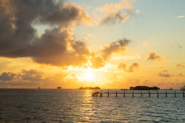 Céu Escuro Com Nuvens Mar Nascer Sol Semporna Sabah Malásia — Fotografia de Stock