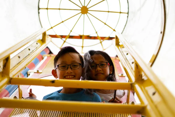 Asiatische Kinder Schauen Von Der Kletterleiter Auf Dem Spielplatz Herunter — Stockfoto