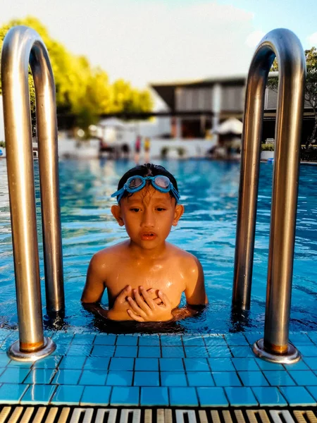 Ένα Αγοράκι Που Κολυμπάει Στην Πισίνα — Φωτογραφία Αρχείου