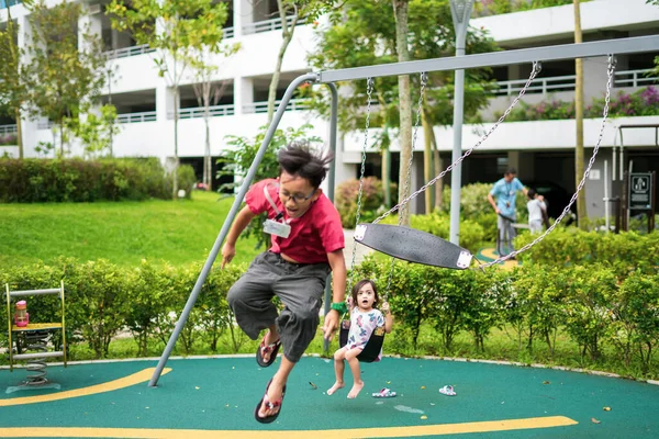 遊び場で遊んでいるアクティブな子供たち 幸せで楽しい時間 — ストック写真
