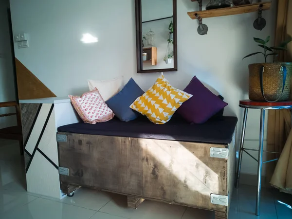 马来西亚吉隆坡 2019年6月8日 一个大木箱被骑上沙发 以配合公寓的工业室内设计 — 图库照片