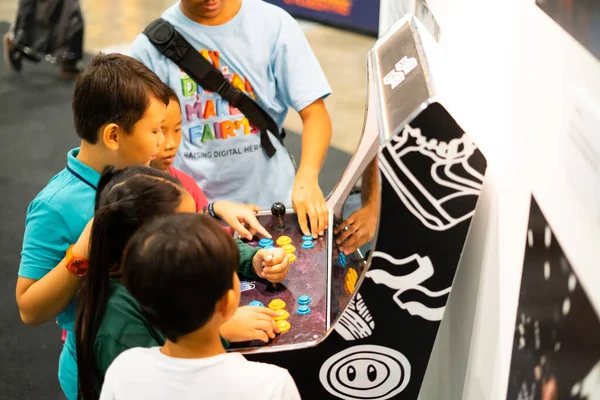 马来西亚吉隆坡 2019年9月14日 马来西亚国际贸易与展览中心 Mitec 的马来西亚数字博览会上 孩子们试用科学与技术设备 — 图库照片