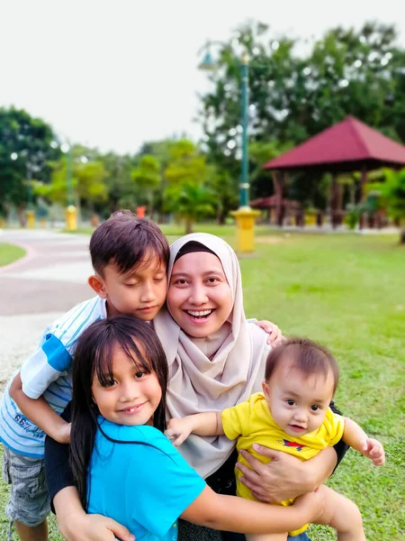 Família Feliz Com Crianças Parque — Fotografia de Stock