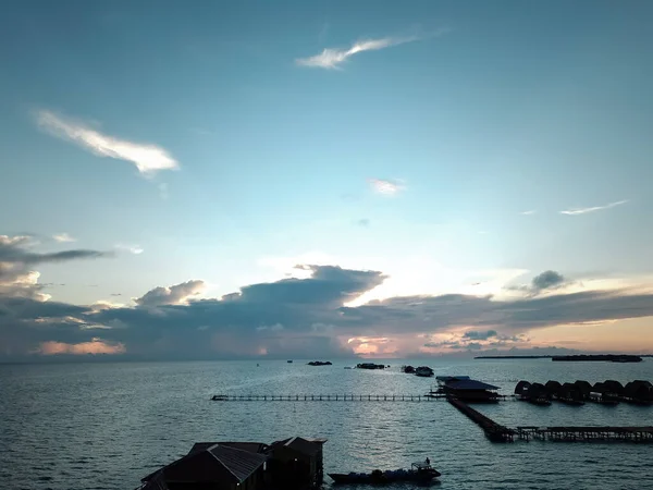 马来西亚婆罗洲沙巴州森波尔纳 在清晨蓝天的映衬下 包姆邦岛的空中全景多姿多彩 — 图库照片
