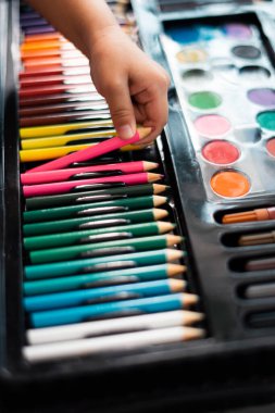 Masa başı görünümünde malzemeler, okul yaratıcı işleri için yaratıcı araçlar, boyama kağıtları, boya fırçaları kalem boyaları, resim malzemeleriyle arka plan,