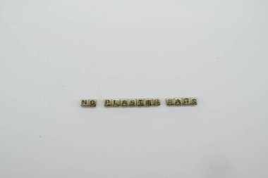 Beyaz zemin üzerinde altın zar bloklarıyla yazılmış naylon torbalar yok.