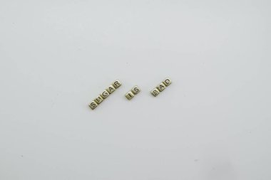 Şeker yok, şeker kötü, şekere hayır de. Diyabet kavramı, sağlığı iyileştirmek için şeker tüketiminin olmadığını öne sürüyor