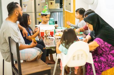 Selangor, Malezya - 8 Ağustos 2019: Partide doğum gününü kutlayan sevimli küçük Asyalı çocuk.