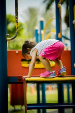 Küçük şirin Asyalı 2-3 yaşında, çocuk parkında küçük bir kız çocuğu. 