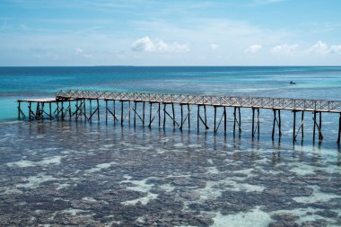 Semporna, Borneo Sabah 'taki Bum bum adasında gelgit sırasında tahta köprü.