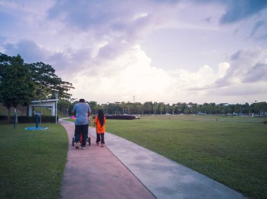 Nilai, Malezya - 30 Kasım 2019: Çocuk parkında aile eğlencesi.