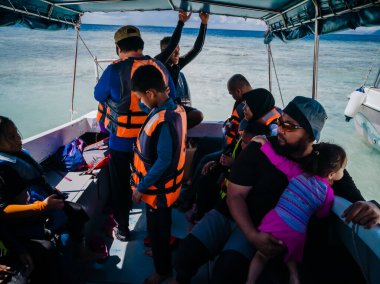 Denizde bir grup insan.