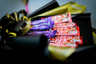 Bangi, Malezya - 8 Ağustos 2019: Ferrero Rocher, düğün, doğum günü, anneler günü, sevgililer günü, kadınlar günü ve diğerleri için hediye olarak tatlı bukette çikolata şekerlemeleri ve çiçekler