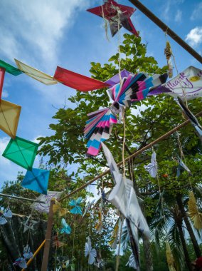 Renkli plastik torbalar geri dönüştürüldü ve bir parti için açık hava dekorasyonu haline getirildi..