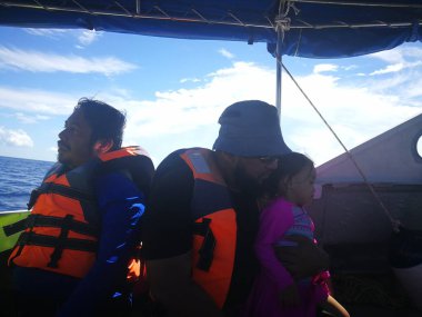 Denizde bir grup insan.