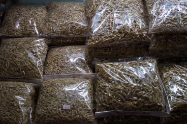 Sabah, Malezya 'da bir pazarda sergilenen plastik bir kaba doldurulmuş kurutulmuş ançüezler..