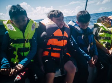 Semporna, Malezya - 25 Kasım 2019: Denizdeki Çocuklar ceketli.