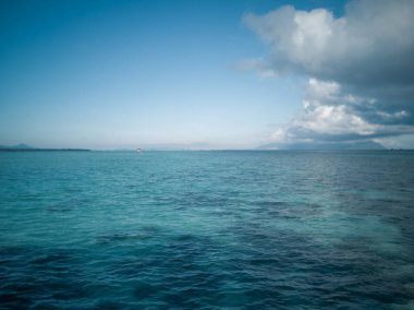 Semporna, Borneo Sabah, Malezya 'daki tropikal adada gökyüzüne karşı geniş bir deniz manzarası.