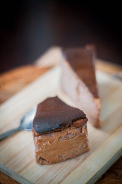 Kahverengi ahşap arka planda yanmış çikolatalı kek. seçici